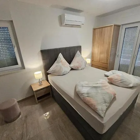 Spacious With Outdoor Swimming Pool In - Three Bedroom Apartamento *
