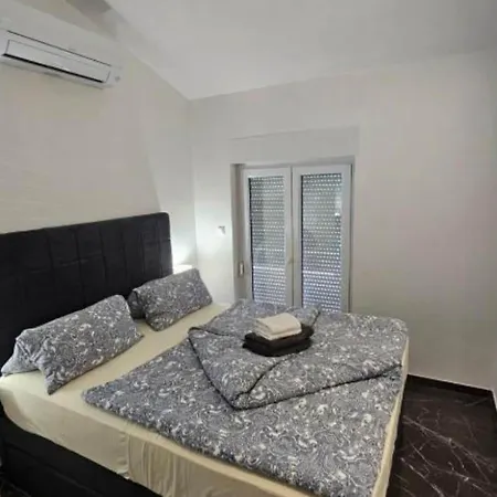 Apartment Spacious With Outdoor Swimming Pool In - Three Bedroom