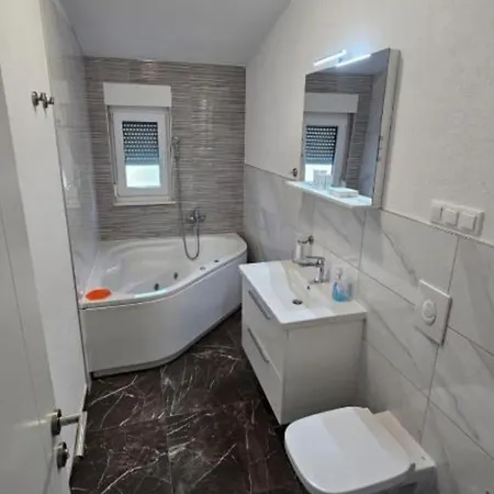 Spacious With Outdoor Swimming Pool In - Three Bedroom *