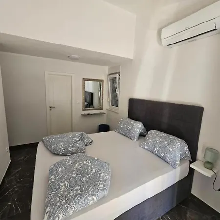 Apartment Spacious With Outdoor Swimming Pool In - Three Bedroom