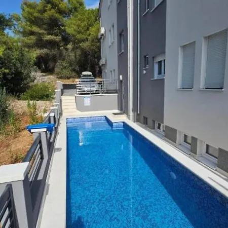 Spacious With Outdoor Swimming Pool In - Three Bedroom Apartment Trogir