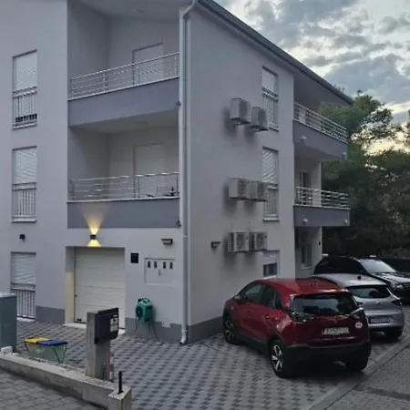Spacious With Outdoor Swimming Pool In - Three Bedroom *