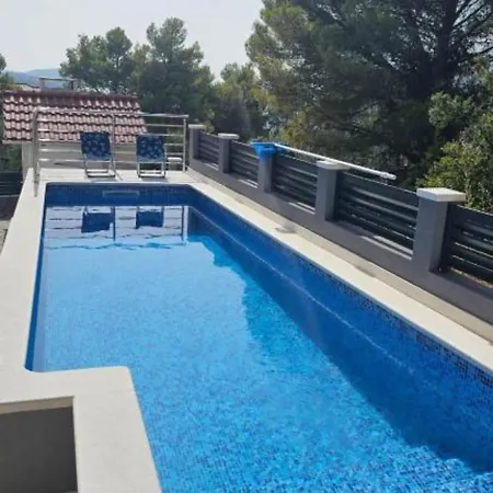Spacious With Outdoor Swimming Pool In - Three Bedroom Apartment *
