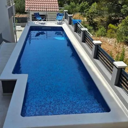 Spacious With Outdoor Swimming Pool In - Three Bedroom *