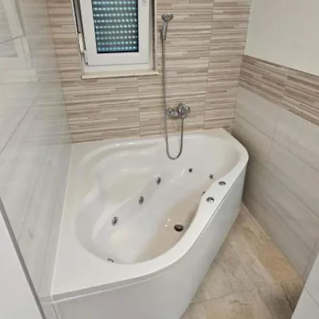Spacious With Outdoor Swimming Pool In - Three Bedroom