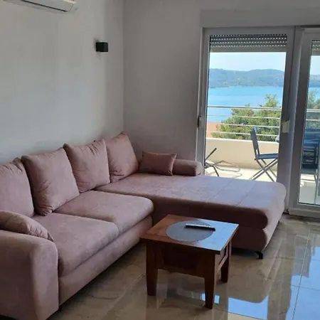 Apartment Spacious With Outdoor Swimming Pool In - Three Bedroom