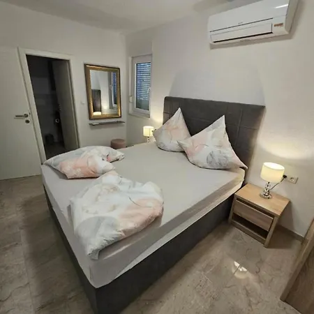 Apartment Spacious With Outdoor Swimming Pool In - Three Bedroom *