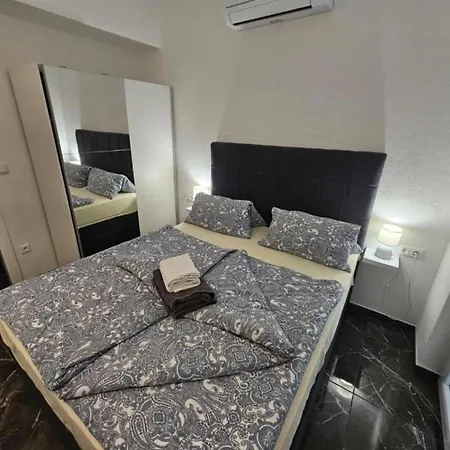 Spacious With Outdoor Swimming Pool In - Three Bedroom Apartment Trogir