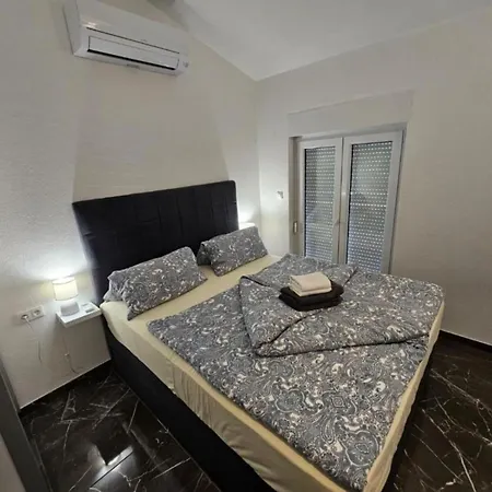 Spacious With Outdoor Swimming Pool In - Three Bedroom Apartment