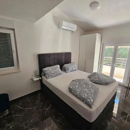 Spacious With Outdoor Swimming Pool In - Three Bedroom
